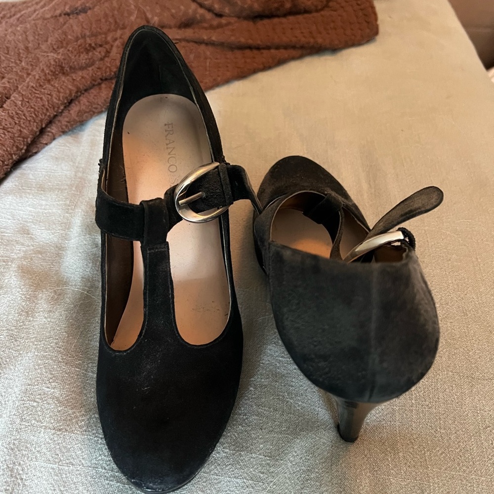 Black, velvet/Suede heels!